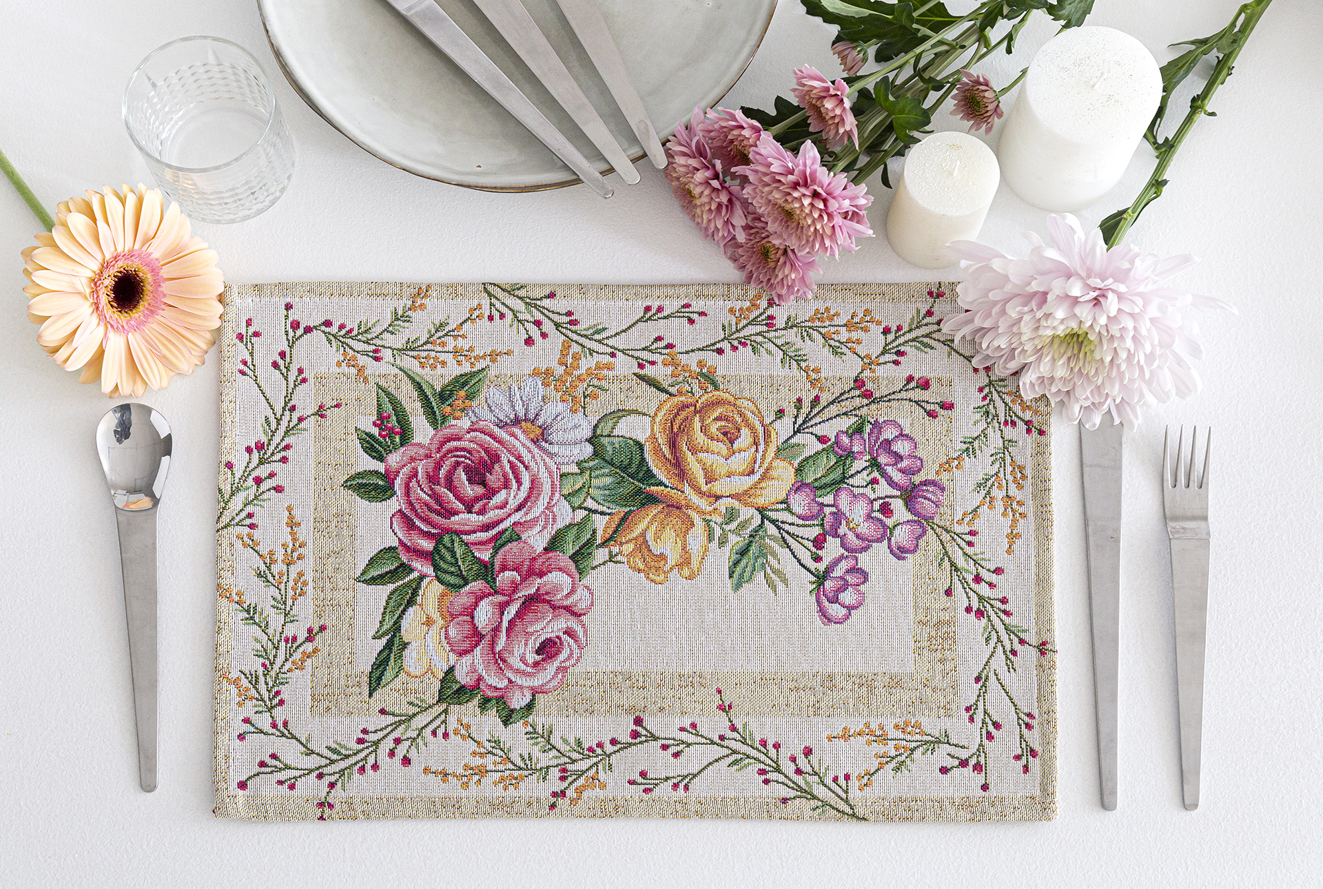 Set individual de mesa de tejido Jacquard con flores y fondo beig 30×45 Xana.