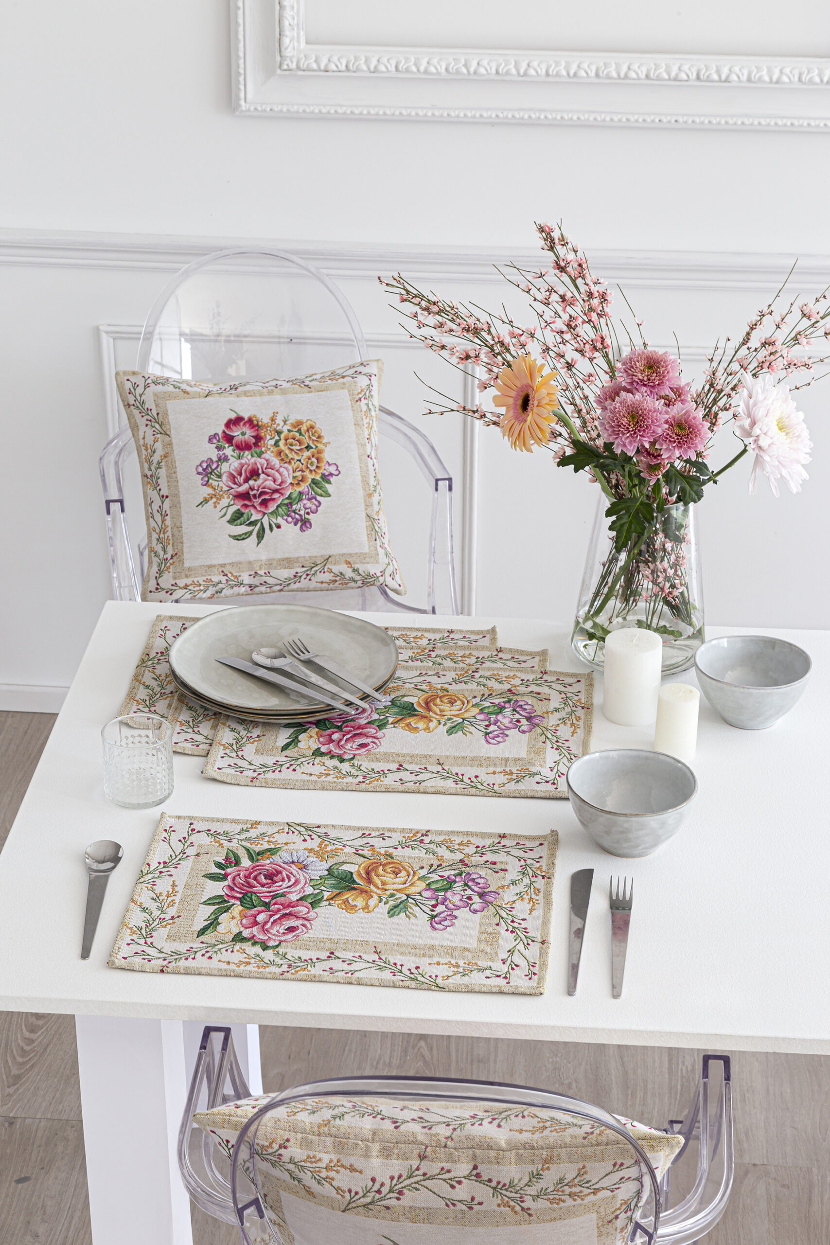 Set individual de mesa de tejido Jacquard con flores y fondo beig 30×45 Xana. - Imagen 2