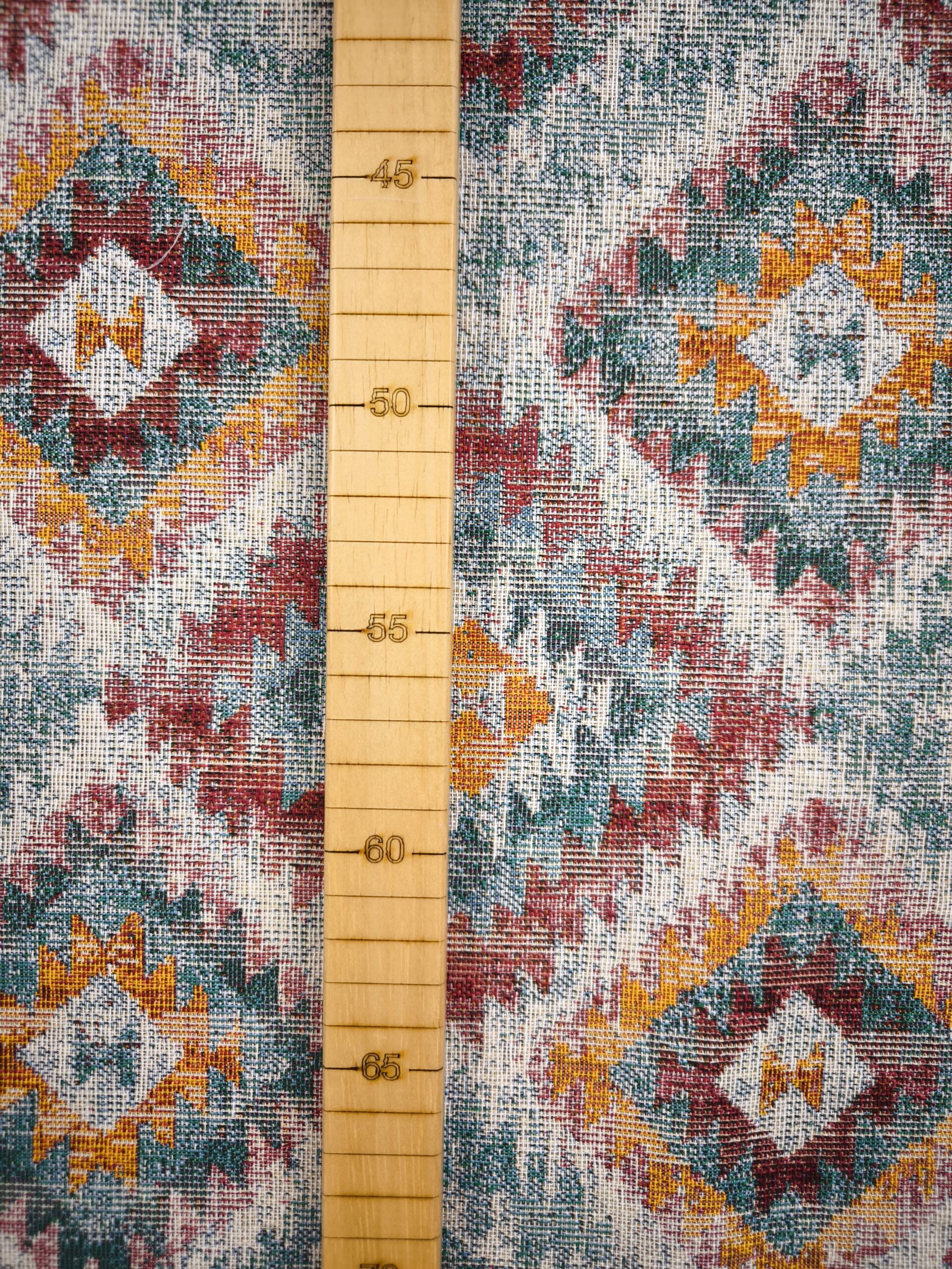 Tejido Jacquard LOSANGO Ikat con motivos geometricos rojos verdes y amarillos. Ancho 140 - Imagen 4